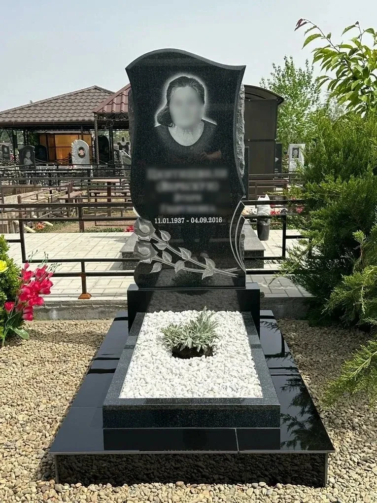 Памятник из черного гранита