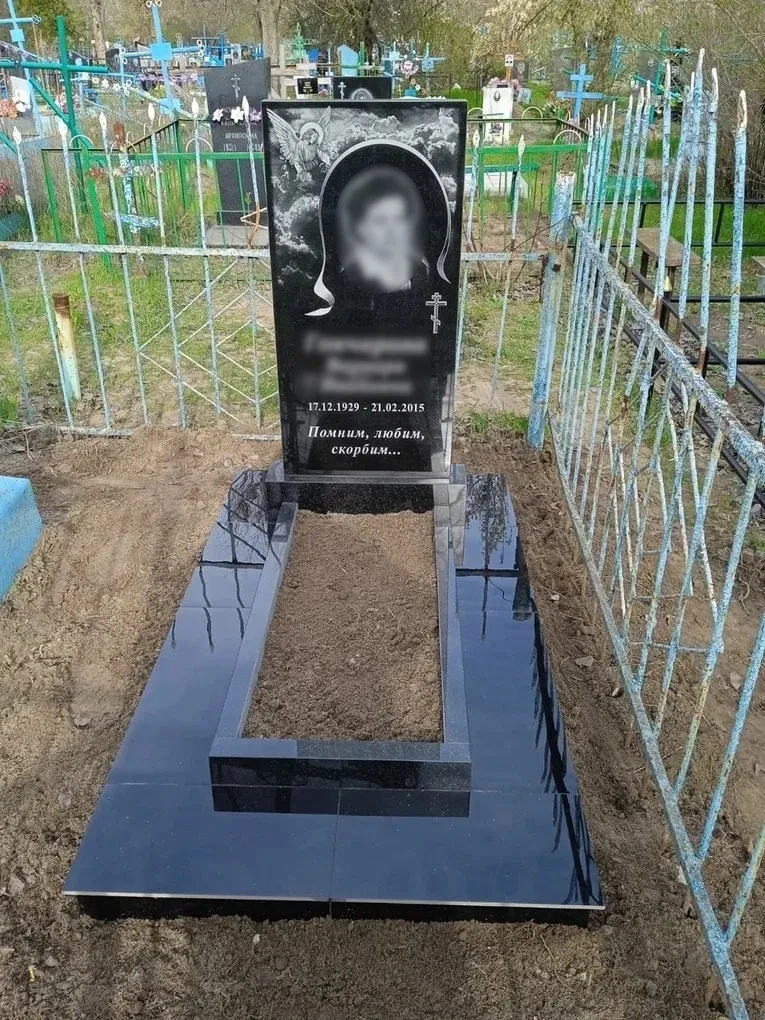Памятник из черного гранита