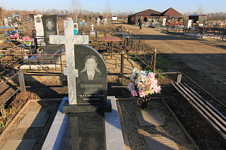 Памятник 2205