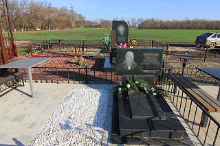 Памятник 2130